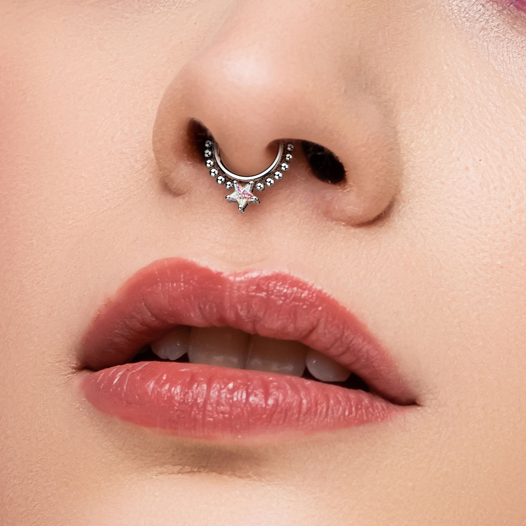 Jeune forme portant un anneau clicker comme piercing de septum