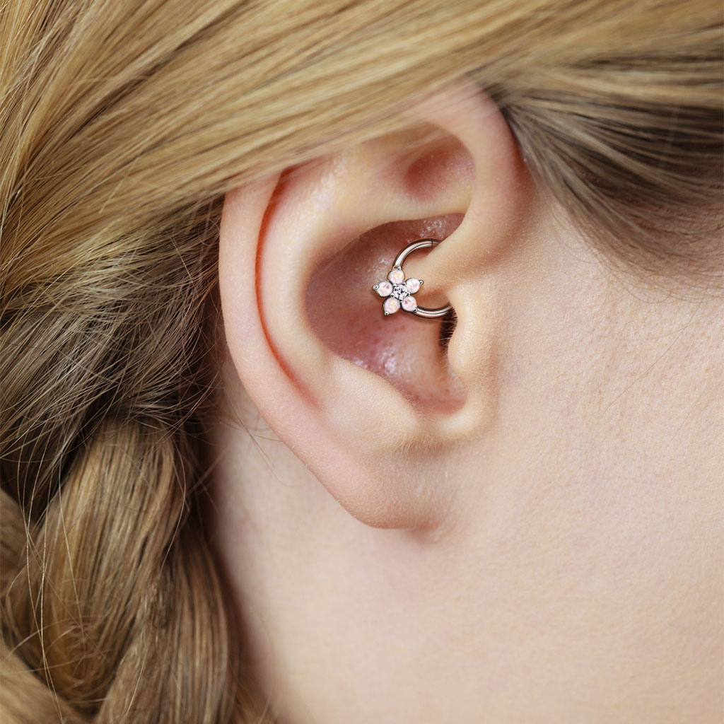 Piercing daith : anneau en acier avec fleurs serties d'opales