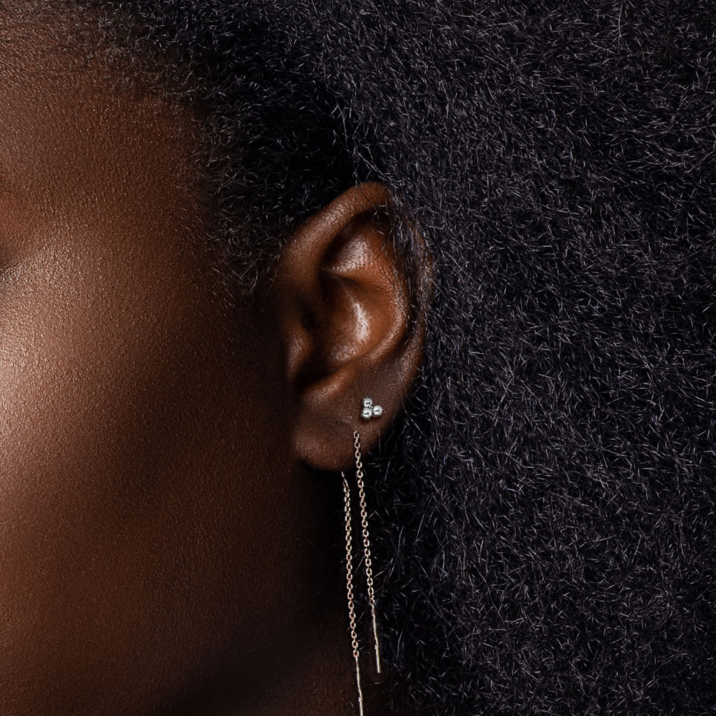 Piercing lobe double : un stud et une chaine pendante