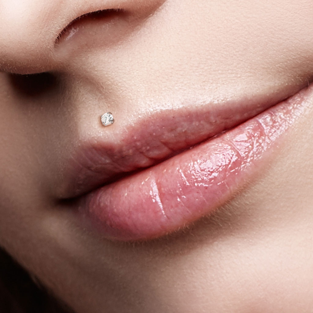 Piercing medusa en dessous de la lèvre inférieure