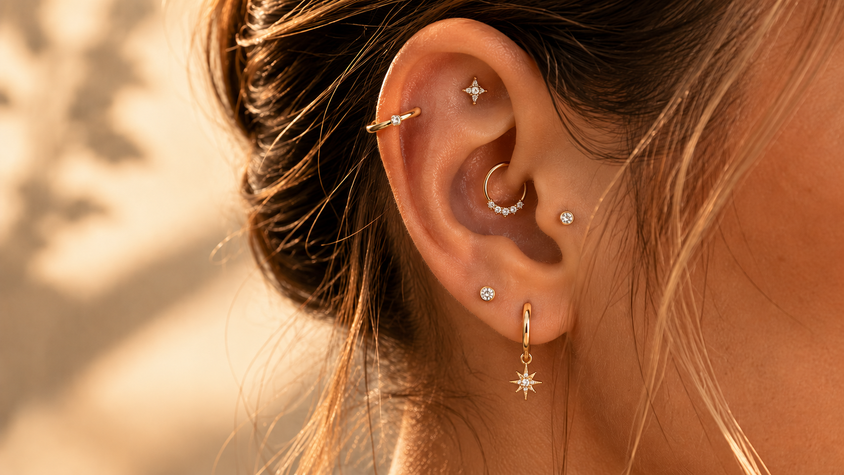 Ear stack complète — lobe, hélix, tragus, daith et flat — guide de tous les types de piercings d'oreille Piercing Addict