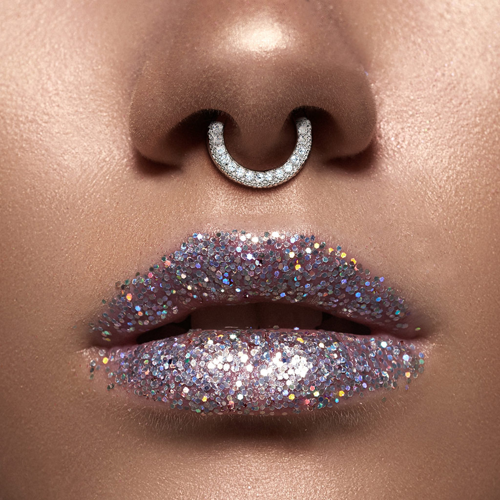 jeune femme portant un piercing clicker au septum