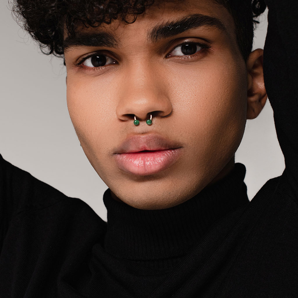 jeune homme portant un piercing fer à cheval au septum