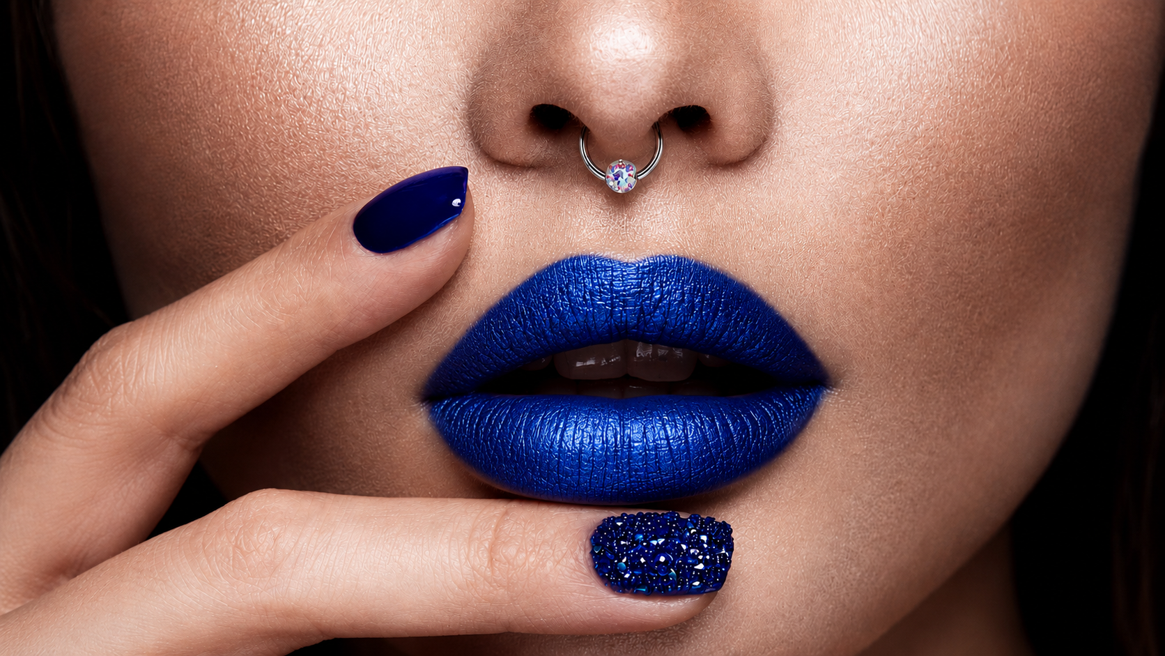 Jeune femme avec lèvres bleues portant un anneau au septum