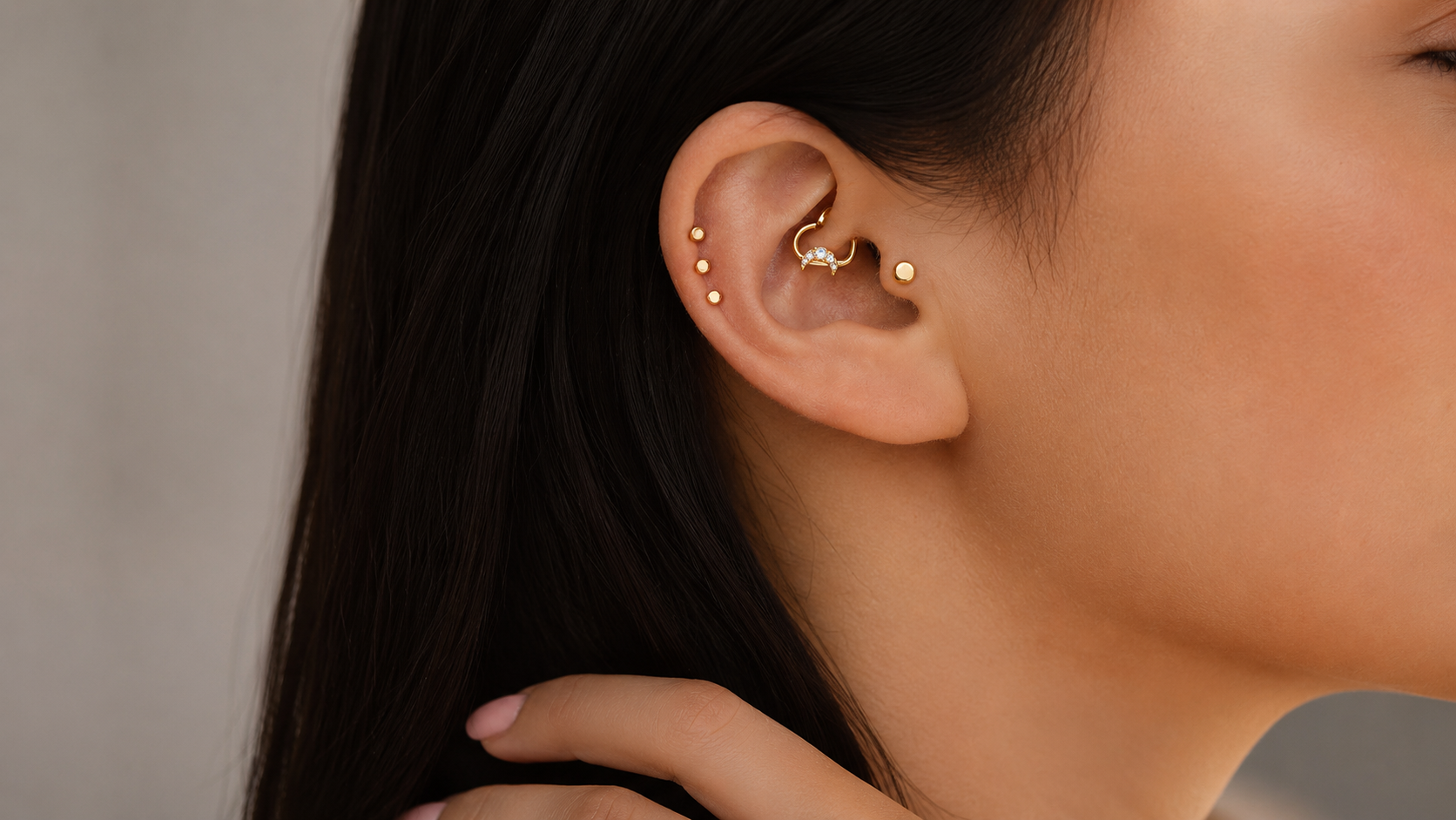 Alt text : Comparatif des matériaux de piercing — titane brossé, or 18k et acier chirurgical — guide complet Piercing Addict